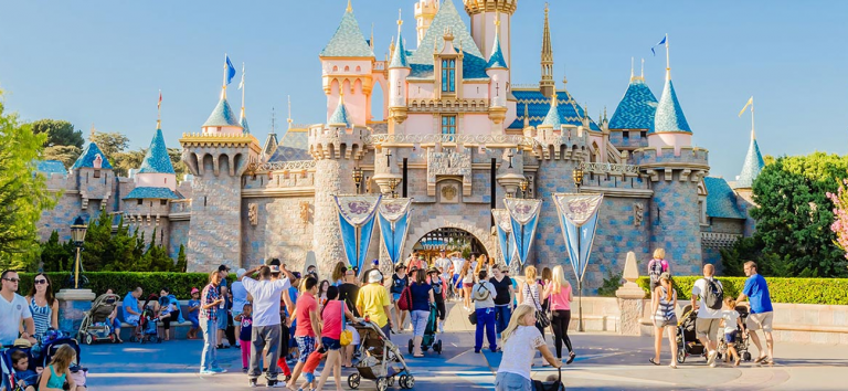 Disneyland será punto de vacunación en California