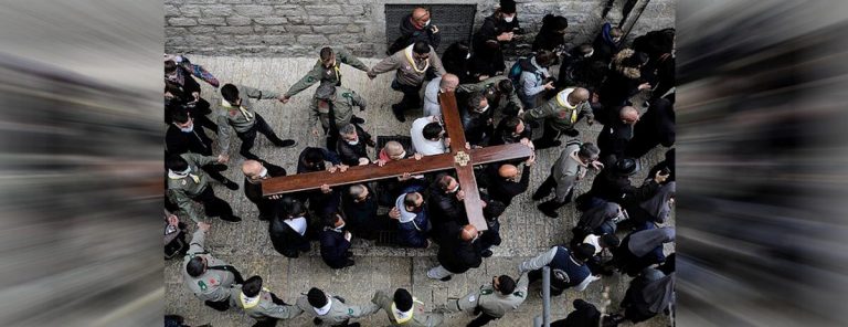 Con un concurrido vía crucis celebran Viernes Santo en la apagada Jerusalén