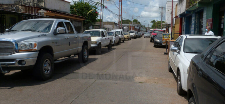 Denuncian que espicharon cauchos de 25 carros en E/S Nueva Avenida