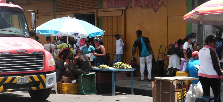 Comerciantes reportan caída de 20% en ventas por la reconversión