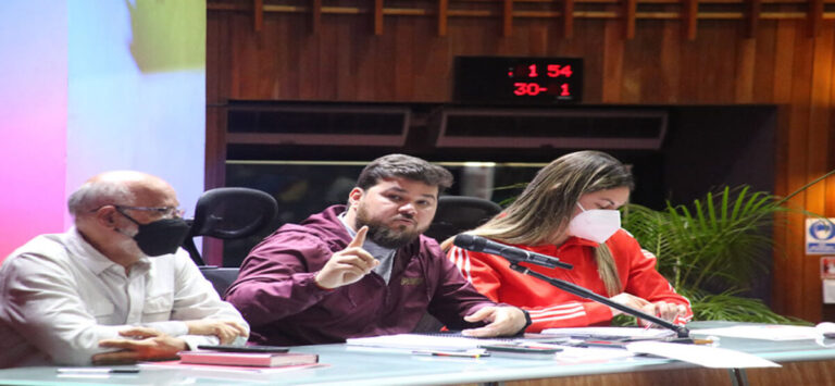 Ernesto Luna llama a la unidad en reunión extraordinaria del PSUV