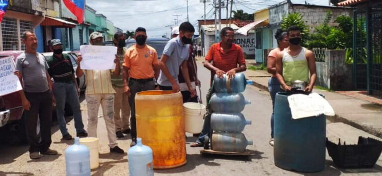 Por falta de agua protestaron vecinos de la calle Azcúe