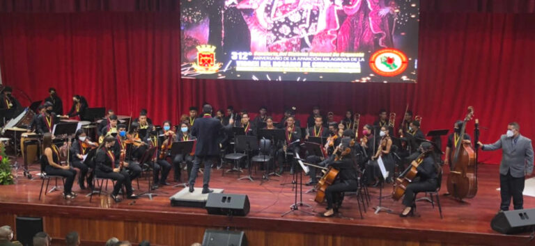 Con gran concierto en la plaza de la Catedral El Sistema celebra 47 años