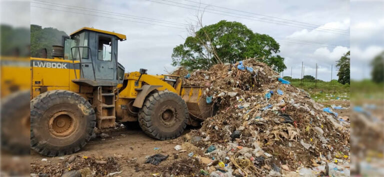 Ejecutan saneamiento del vertedero de basura de Barrancas del Orinoco