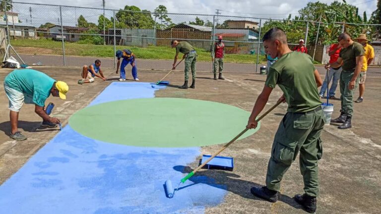 Inician recuperación de cancha de usos múltiples en Barrancas del Orinoco