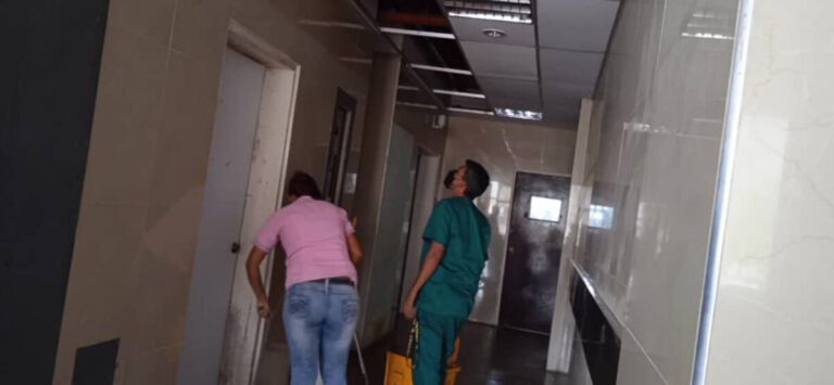 Tuberías rotas generan goteras en pasillos del hospital José Antonio Serres