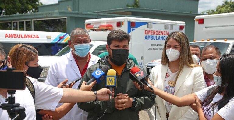 Ernesto Luna entregó cinco ambulancias a la red de salud pública