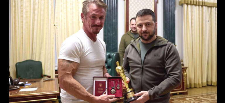 Actor Sean Penn le regala su Oscar a Volodimir Zelenski