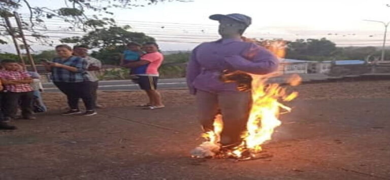 Pueblo de Monagas quemó a los Judas traidores a la Patria