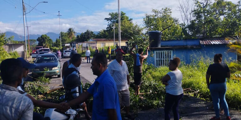 Habitantes de Quiriquire cierran la vía por falta de agua potable