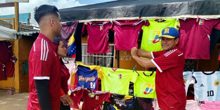 Reportan “venta suaves” de camisetas de la Vinotinto