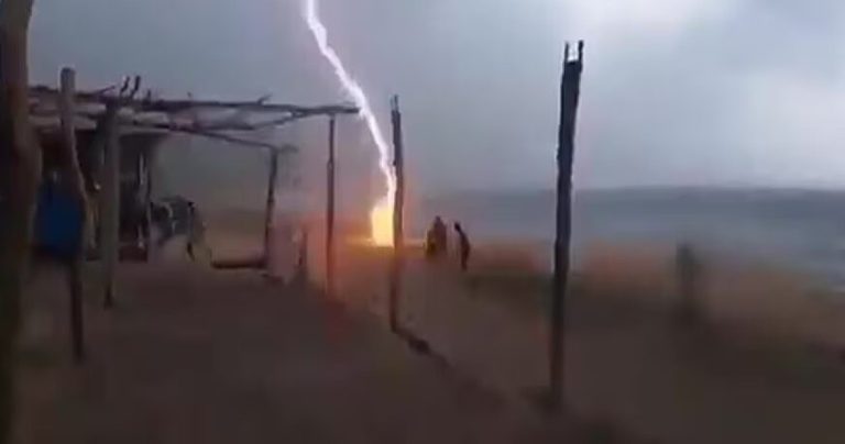 Dos personas murieron al ser impactadas por un rayo en esta playa (Vídeo)