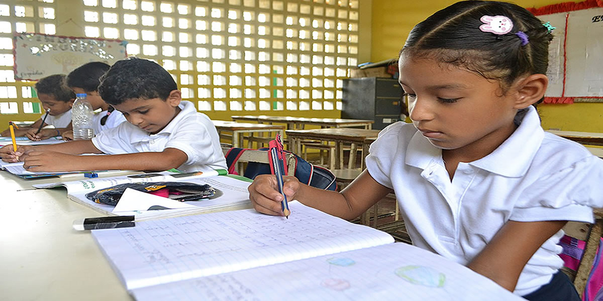 Estudiantes asistieron a clases en la Escuela Primaria Paula Bastardo