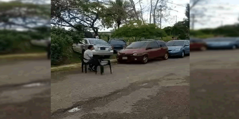 “Los parqueros” aprovecharon para guardar los carros