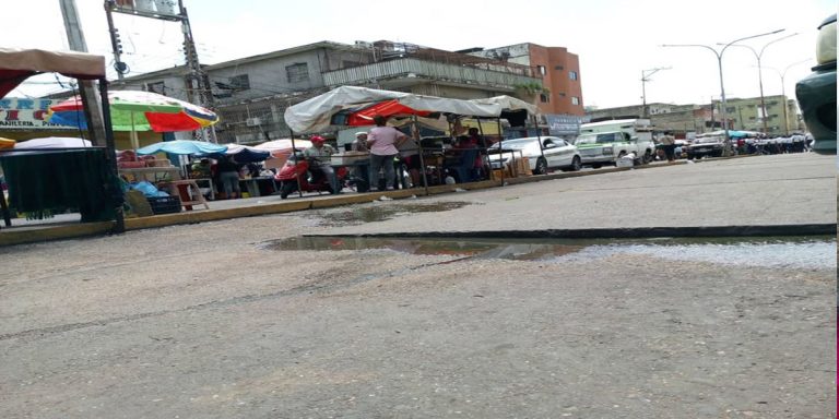 Bote de aguas servidas afecta las ventas en el Mercado Viejo