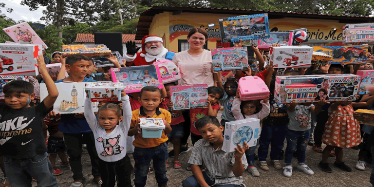 Ana Fuentes entrega juguetes a los niños de las parroquias San Simón y Boquerón