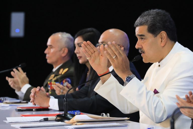 Maduro entrega a la AN Ley para creación de la Guayana Esequiba