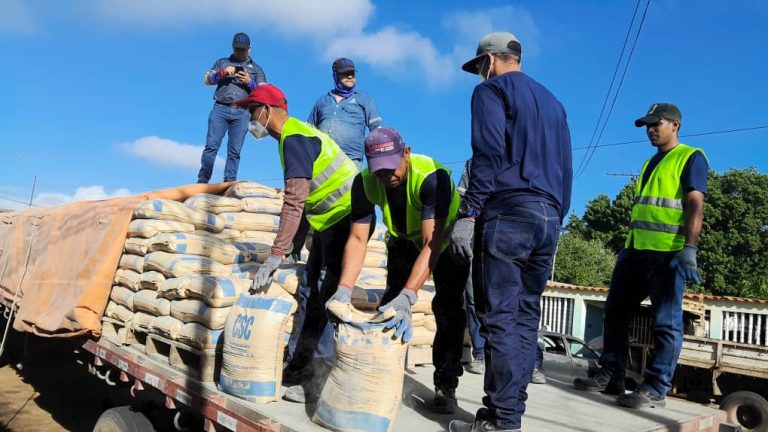 En Zamora: 1.500 sacos de cemento distribuidos en jornada