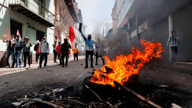 Diez muertos y 70 detenidos deja ola de violencia de este martes en Ecuador