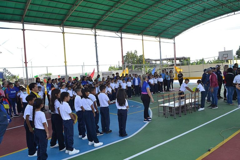 Por precaución y cuidado los estudiantes deben usar el tapabocas