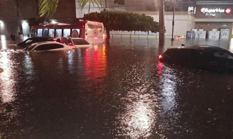 Vías clausuradas y cientos de refugiados por fuertes lluvias en Puerto Rico