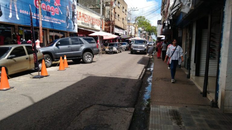 Comerciantes subieron las santamarias este 1 de mayo