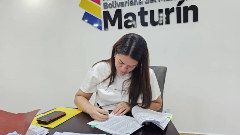 Alcaldesa Ana Fuentes inicia firma de resoluciones para jubilaciones del período 2021