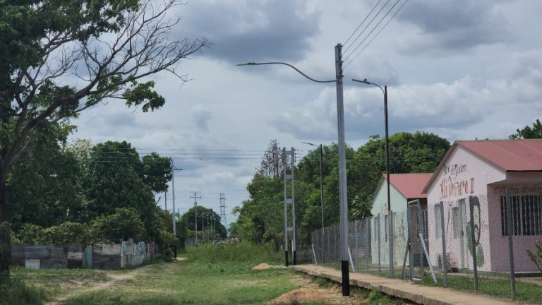 Gobernación culmina electrificación e iluminación en El Rosillo