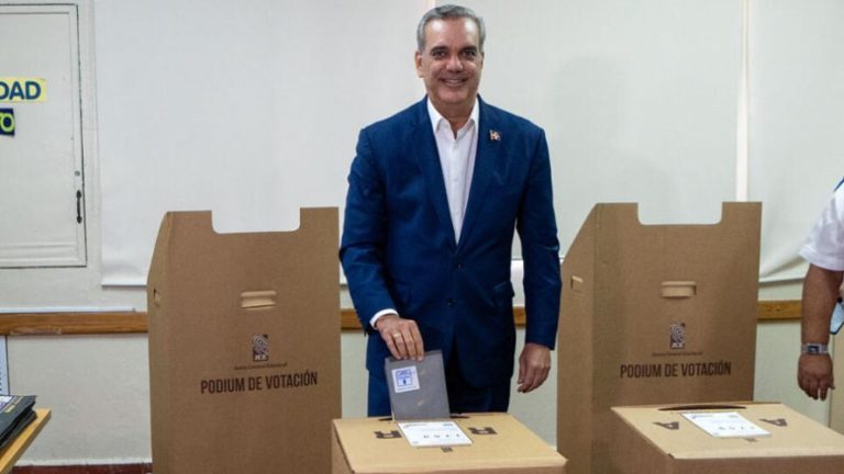 Abinader vota y asegura que reconocerá resultados de la elección presidencial