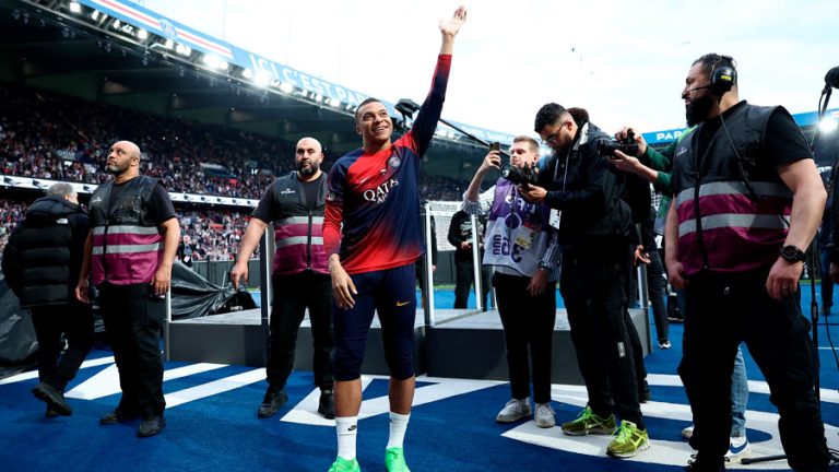 Mbappé se despidió del Parque de los Príncipes con cariño de la grada e ignorado por el PSG