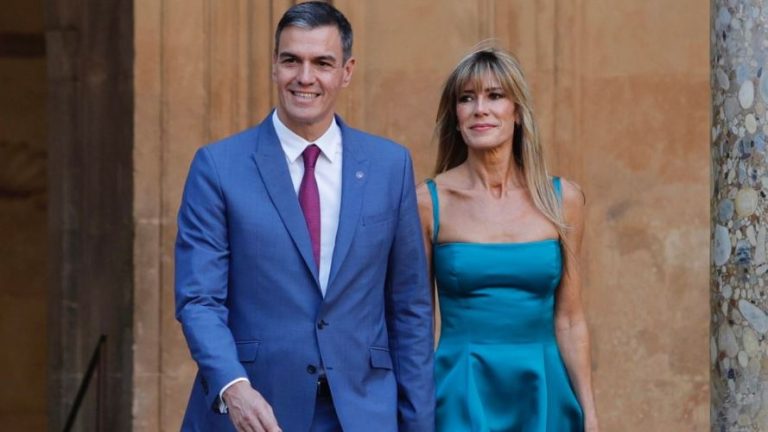 Juez español cita a declarar como investigada a la esposa de Sánchez