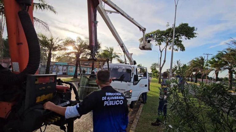 Repara falla en tendido eléctrico en la avenida José A. Páez