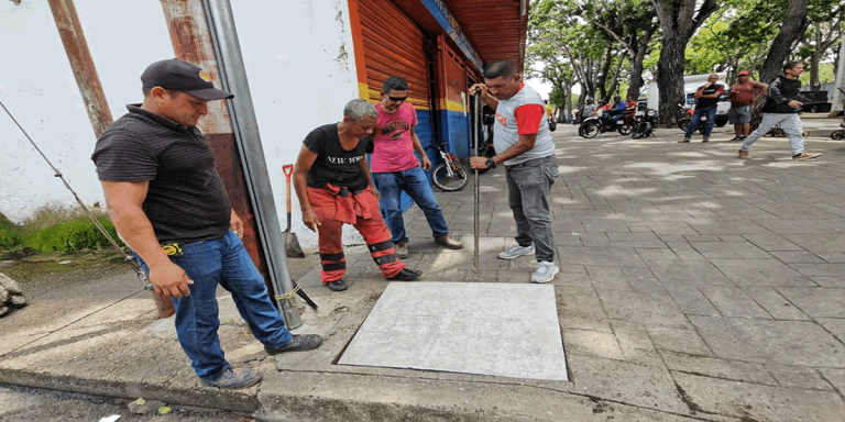 Alcaldía de Maturín instaló tapas de alcantarillas en el Paseo Bolívar