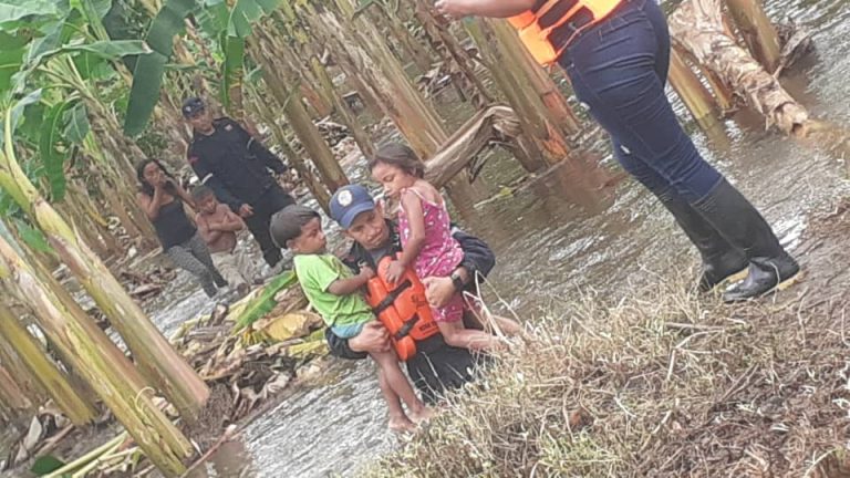 Rescatan a 4 niños Wayuu desplazados por crecida de un río