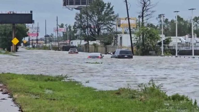 Beryl se debilita a tormenta tropical y deja cuatro muertos en Texas