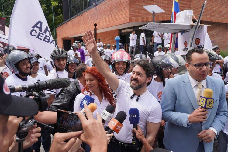 Daniel Ceballos arrancó su campaña presidencial recorriendo Caracas