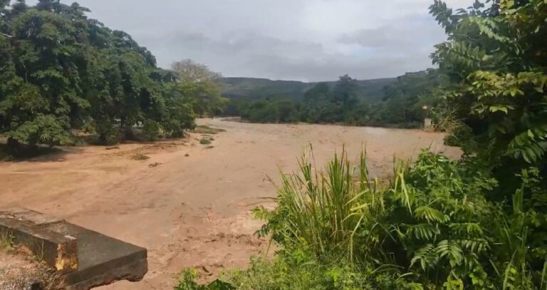 Protección Civil evalúa crecida del río El Pinto en el municipio Piar