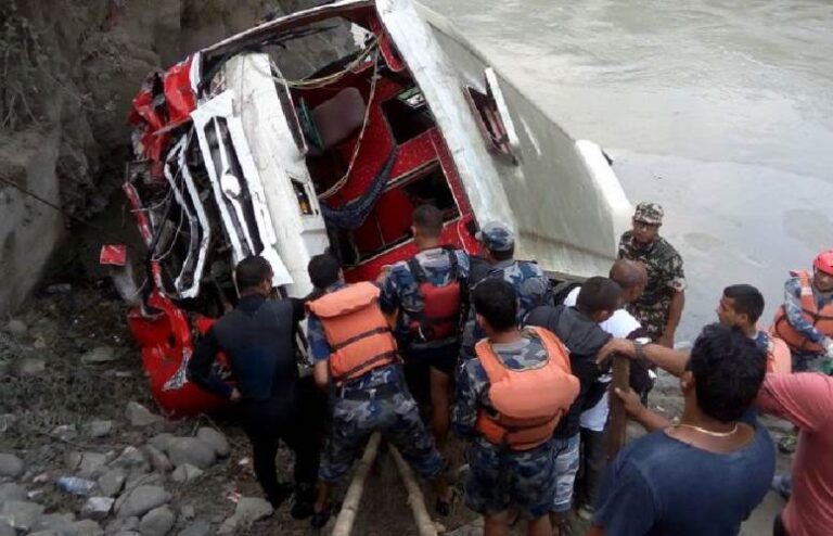 14 muertos, 16 heridos y varios desaparecidos en accidente de bus en la India