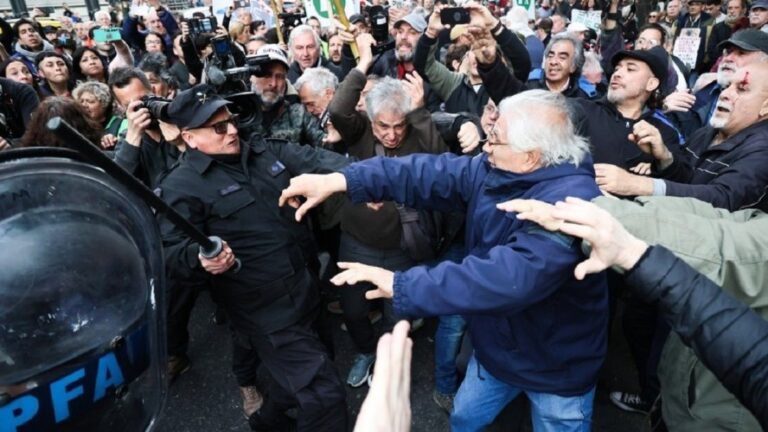 La policía argentina reprimió protesta de jubilados contra Milei