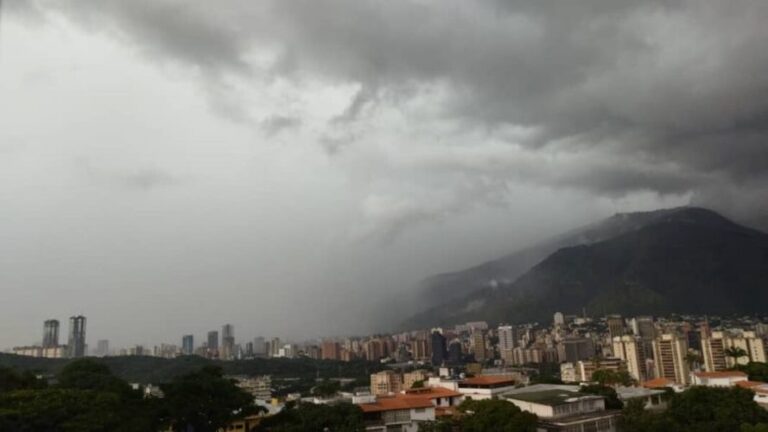 Onda tropical N° 33 se desplaza del oriente al centro de Venezuela