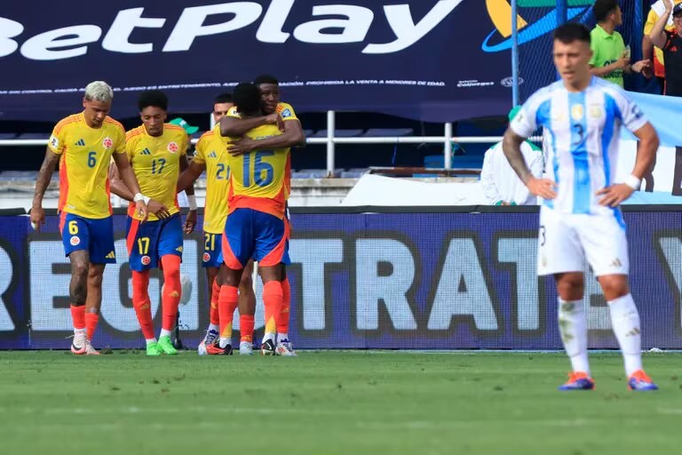 Argentina pierde el invicto al caer ante Colombia 2-1