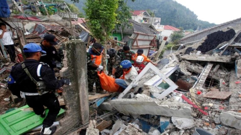 Al menos un fallecido y 82 heridos tras terremoto en Indonesia