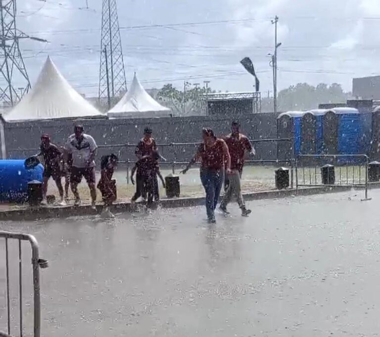 Fuerte aguacero sorprende a fanáticos de la vinotinto