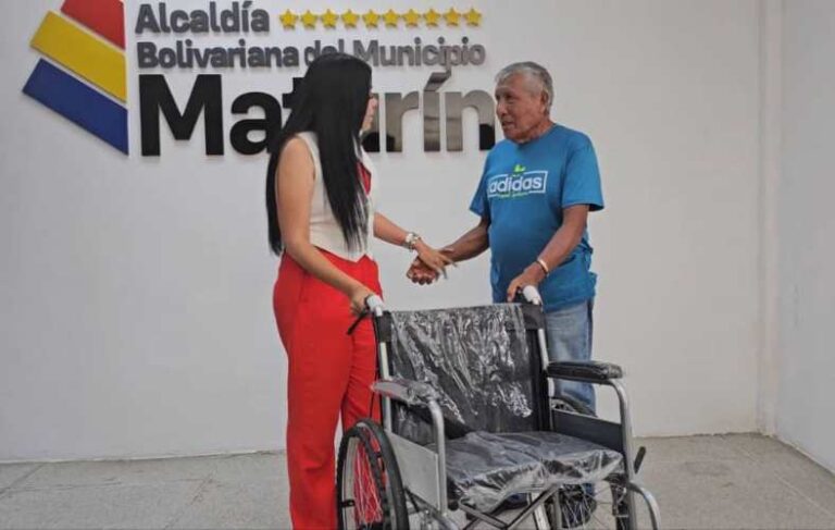 Ana Fuentes atiende con inmediatez solicitud de silla de ruedas para adulto mayor