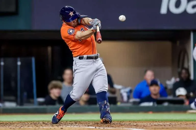 Altuve supera a Manny Ramírez en hits en playoffs y queda solo de 3ero