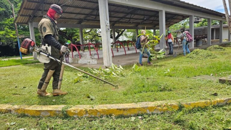 Alcaldía de Maturín limpia y desmaleza áreas verdes del Chucho Palacios