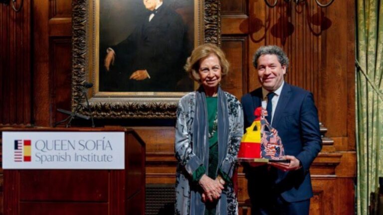 Gustavo Dudamel recibe de manos de la Reina Sofía el premio a la excelencia