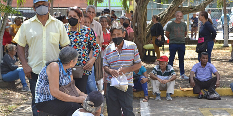 Abuelitos distribuyen aguinaldos entre pastillas y productos personales