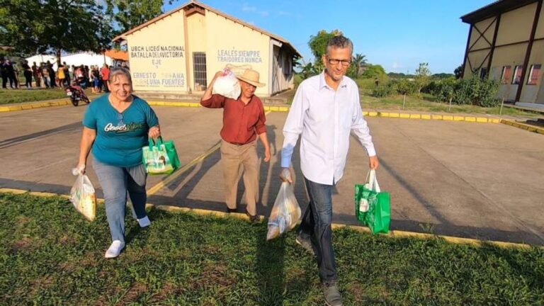 Más de 200 abuelos reciben bolsas de alimentos y proteínas en  La Gran Victoria