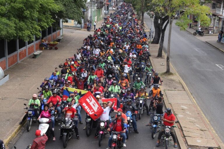 Más de mil motorizados participan en caravana «Navidades felices y en paz con Nicolás»